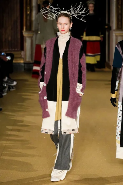 Look 16